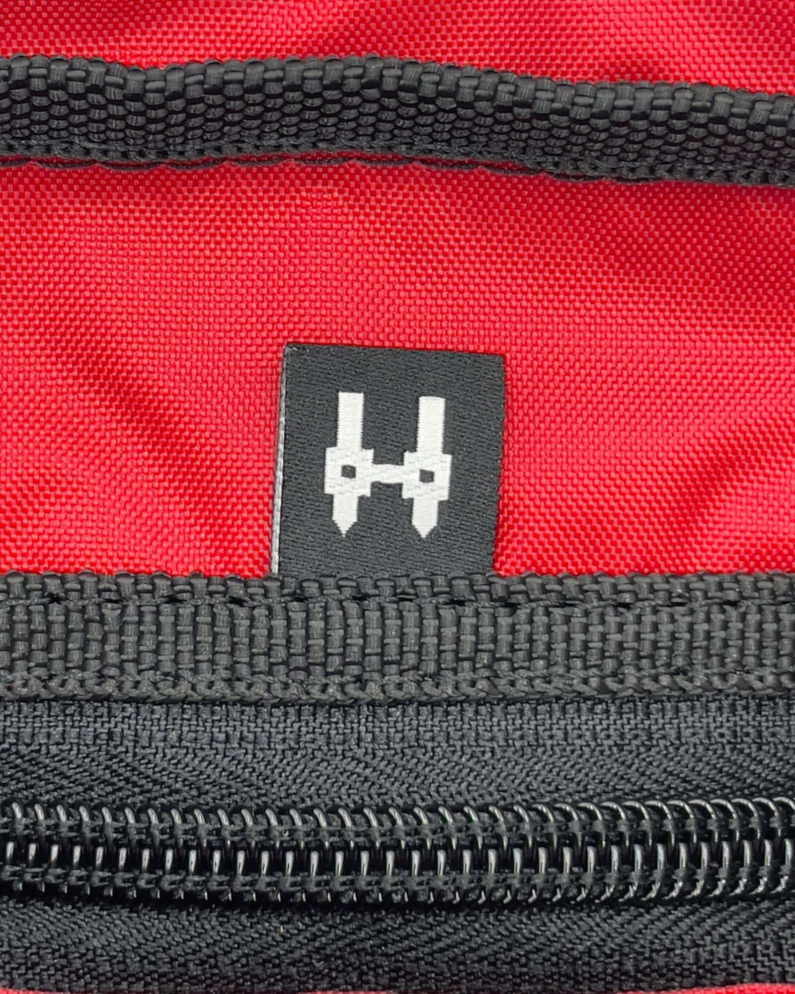 Zipper detail of travel crossbody ledvinka KAI in red with CORDURA® material.