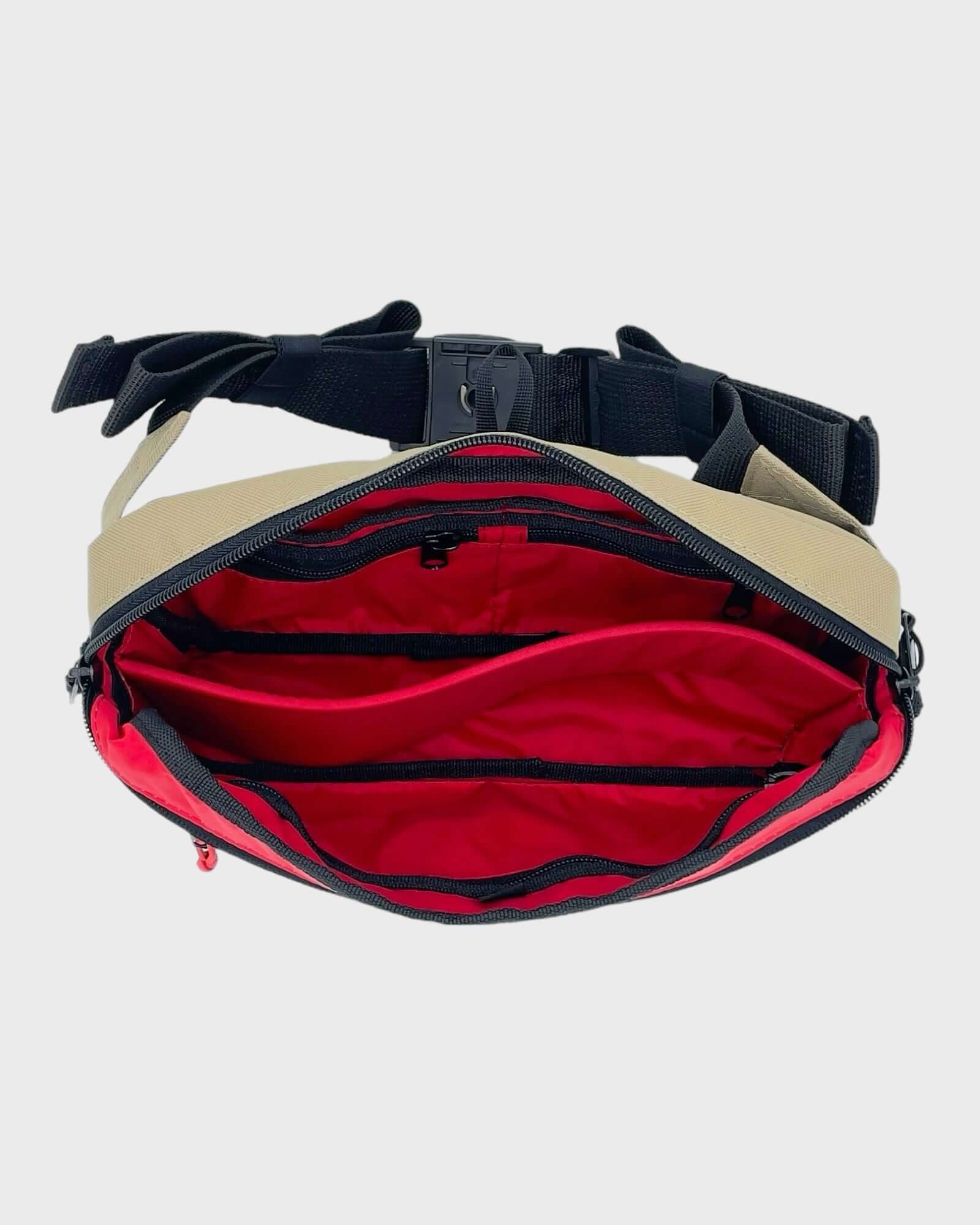 Interiér cestovní ledvinky KAI z CORDURA® 500D s oddělenými kapsami a červenou podšívkou.