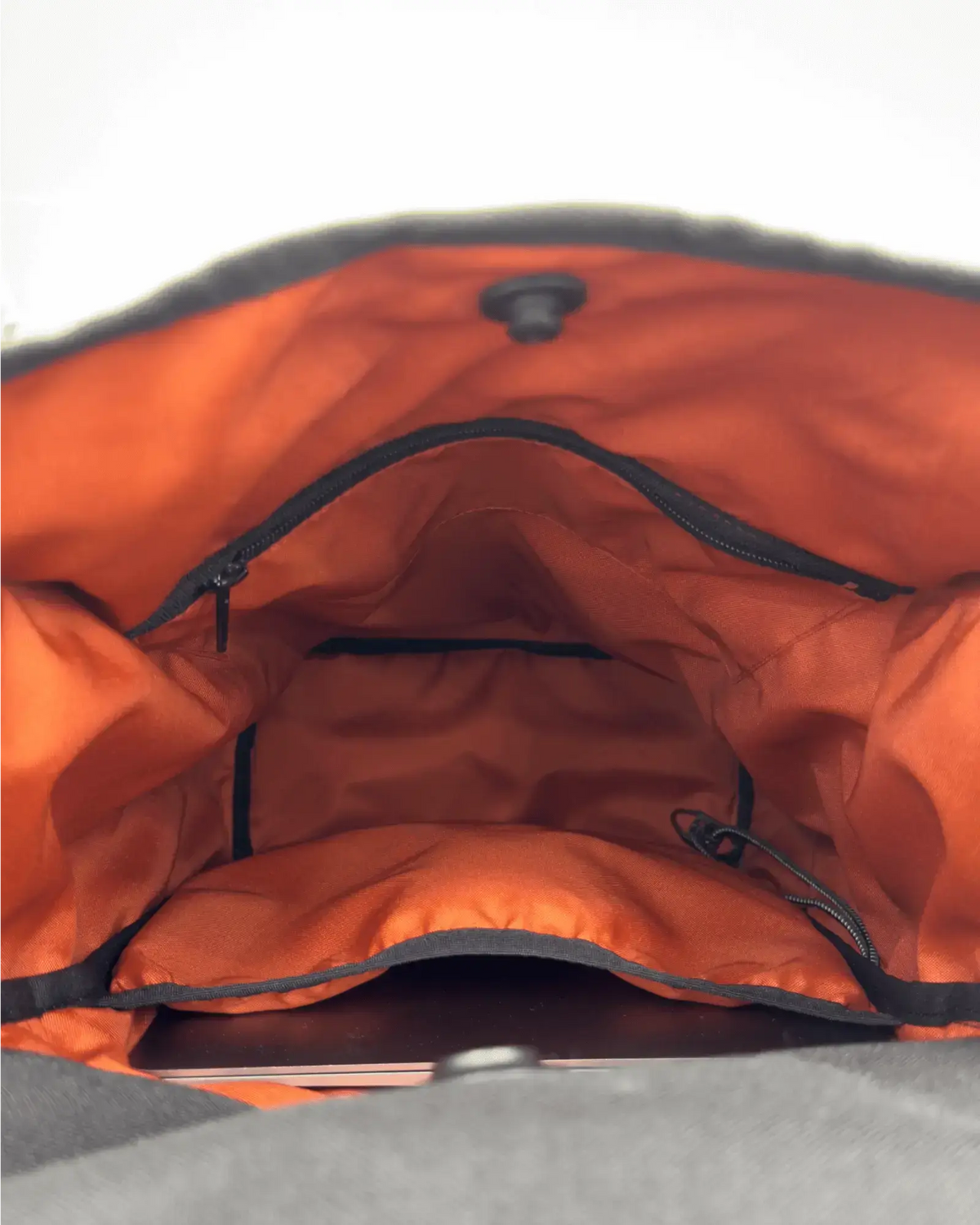 Minato Lite – silberner Rucksack