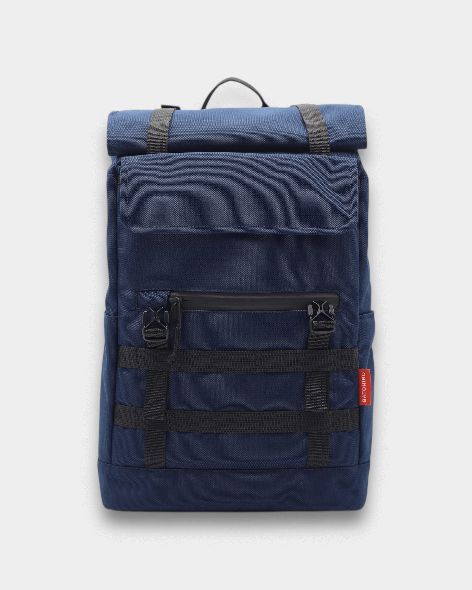 Minato Lite 2.0 batoh navy blue s rolovacím víkem a nastavitelnými popruhy.
