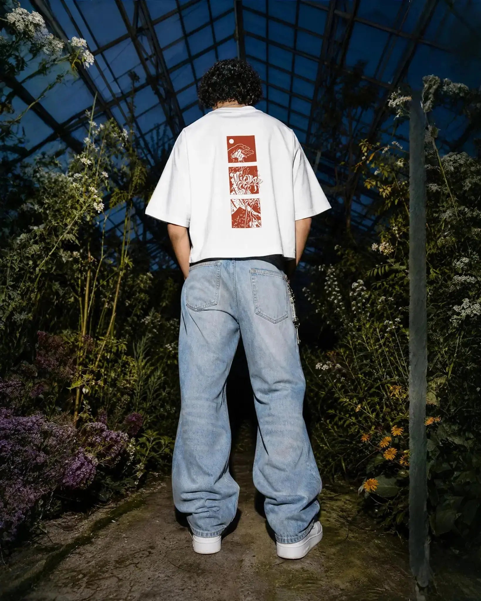 Spider Lily - Weißes, kurz geschnittenes Oversized-T-Shirt Batohiro
