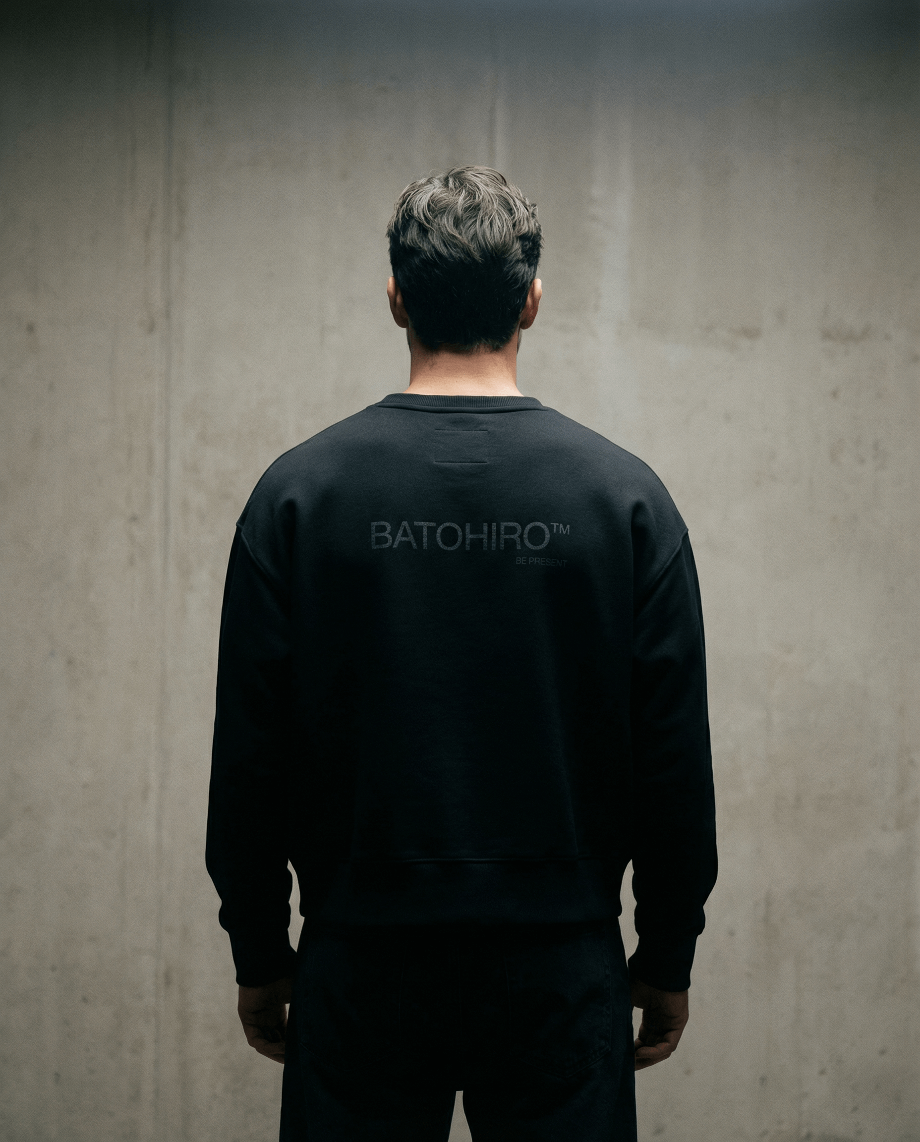 Batohiro 343 – Mikina Crewneck Black - detail back view with logo on black crewneck sweatshirt