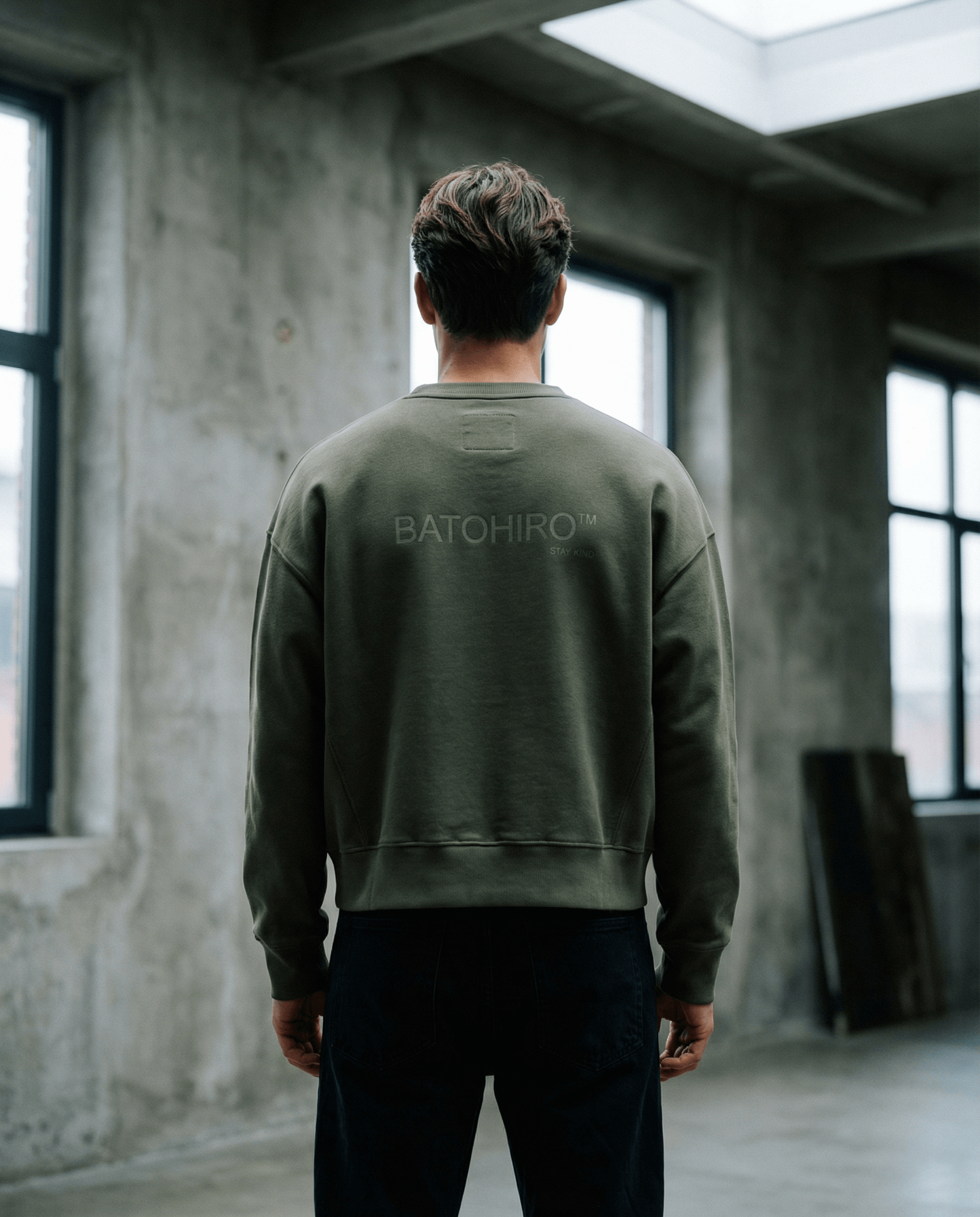 Batohiro 343 – Mikina Crewneck Green back view showcasing logo in a minimalist space.