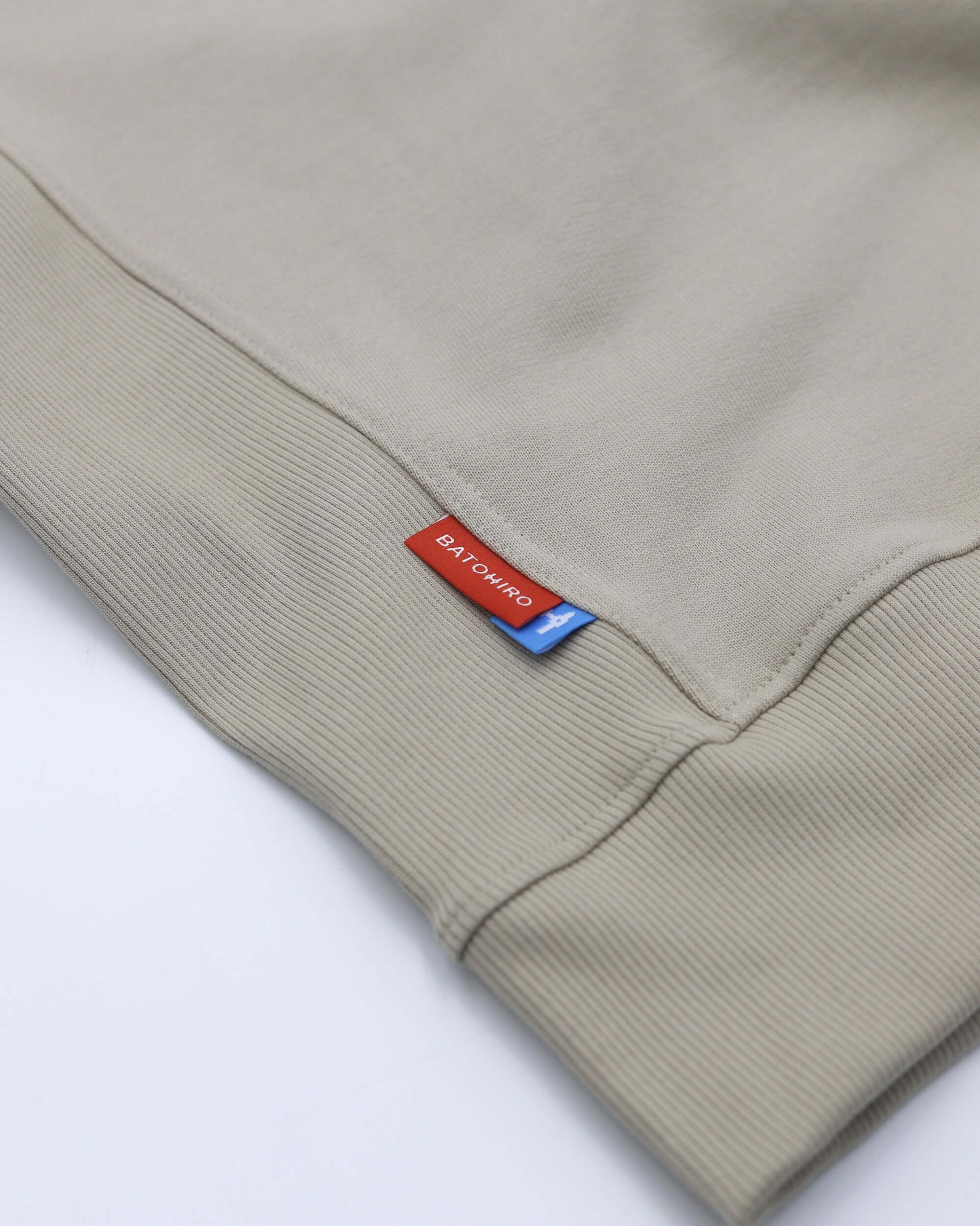 Batohiro 343 – Mikina Crewneck Beige close-up of fabric and logo tag