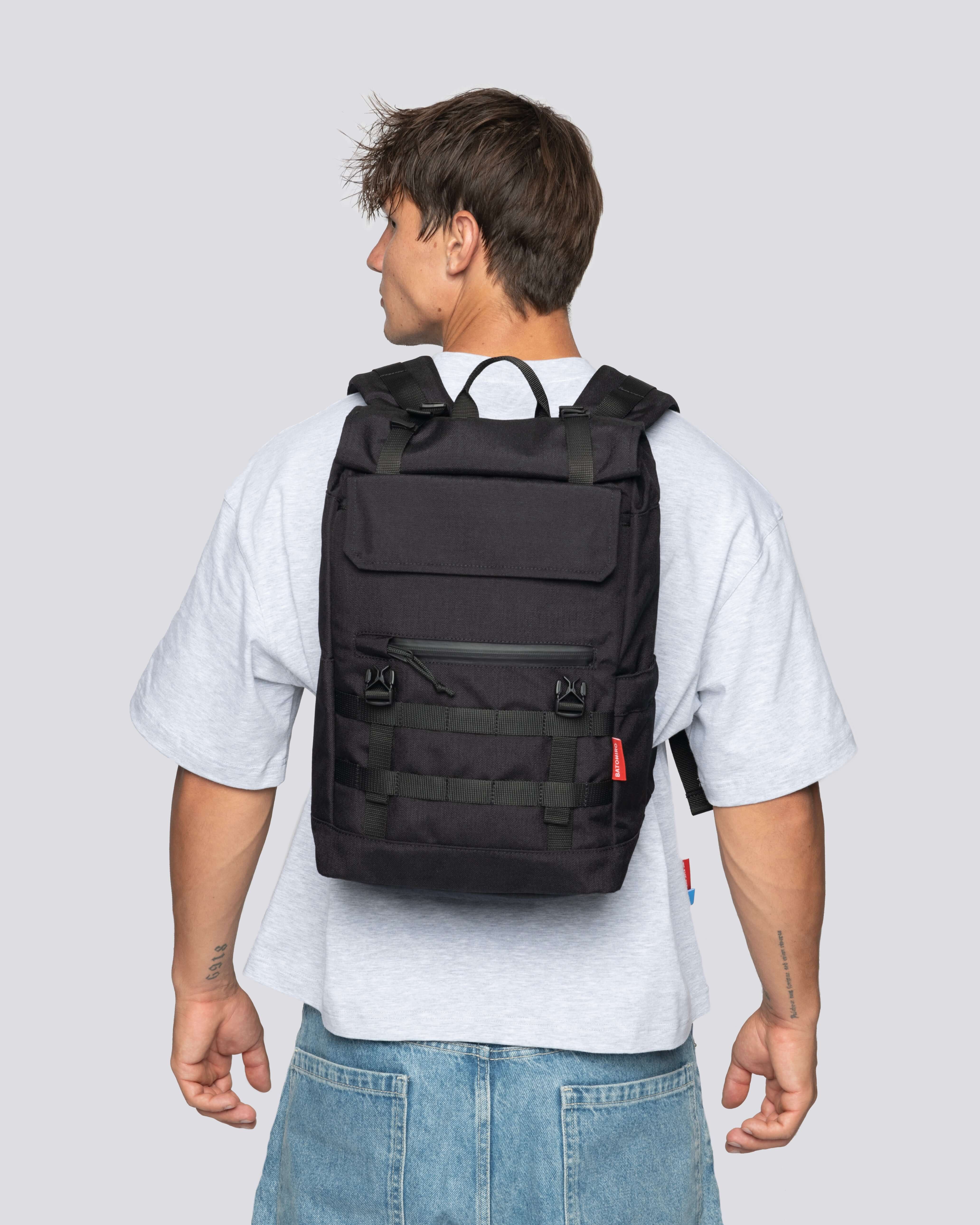 Minato Lite 2.0 batoh navy blue na modelovi záznamu, zobrazující pohodlný a stylový design.